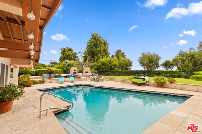 7122 Dume Dr