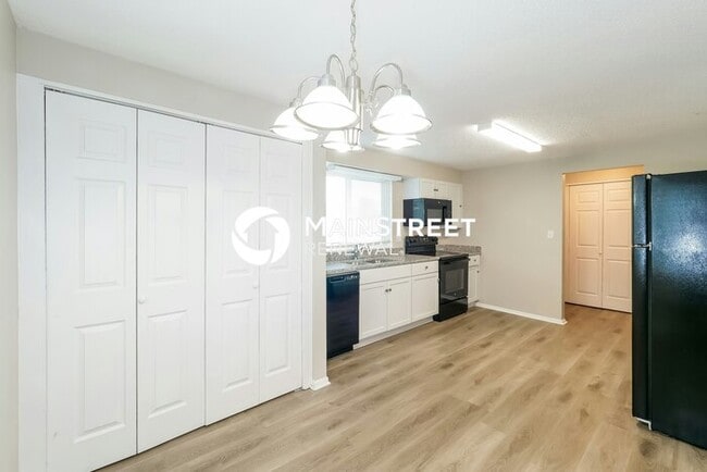 3 Bedroom Pet-Friendly Home in Overland Park, KS with Main Street Renewal