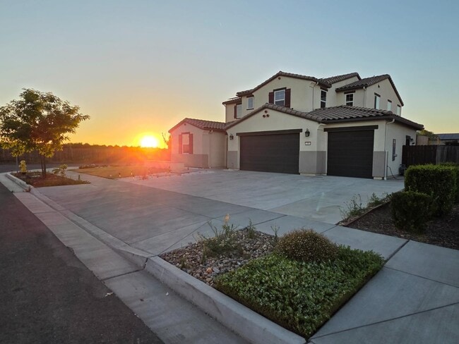 Photo - 705 Skansen St