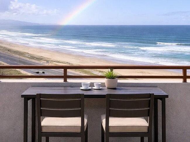 900 La Playa St