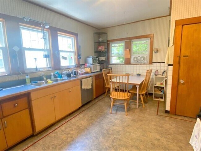 Building Photo - 44 Paulina St Unit 1 Rental
