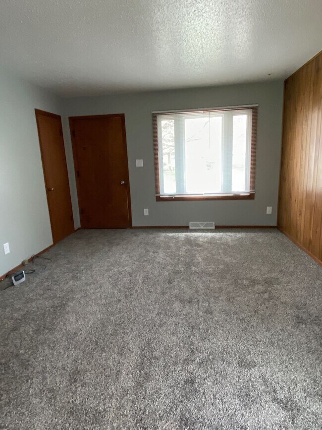 3 Bedroom, 1 Bath with Double Stall Detach... House House Rental in