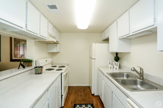 Kitchen - Resort Townhomes