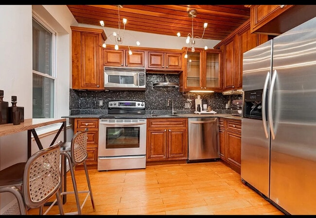 Photo - 390 Riverway