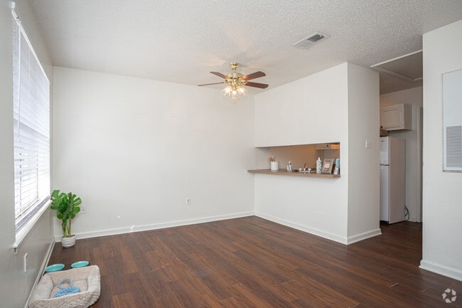 1 BR, 1 BA - 599 SF - Kenilworth Ridge... A Hidden Jewel!