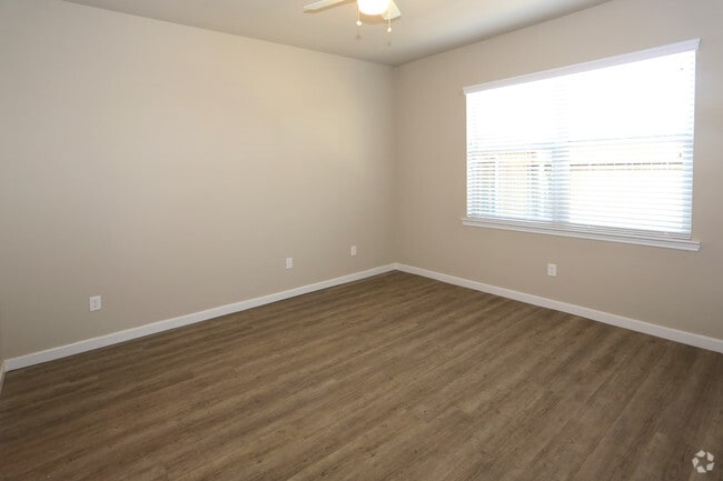 two toned walls and nice blinds
