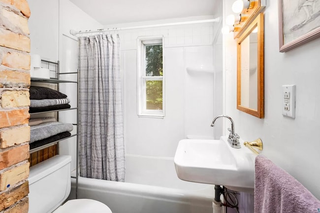 Full Bath - 316 N 15th Ave E Unit 1