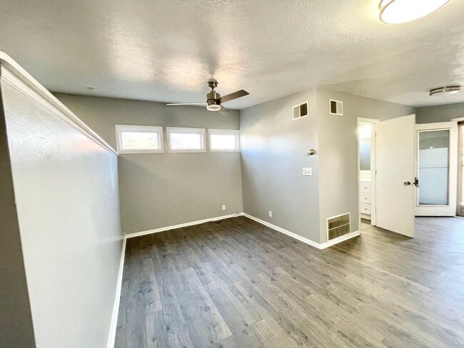 Photo - 1041 W 10th St Unit 3 - Above Garage