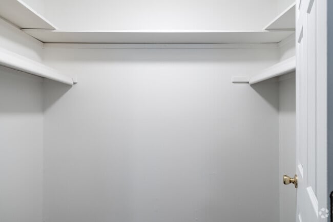 1 habitación, 1 baño - 750 pies cuadrados - Renovado - Vestidor