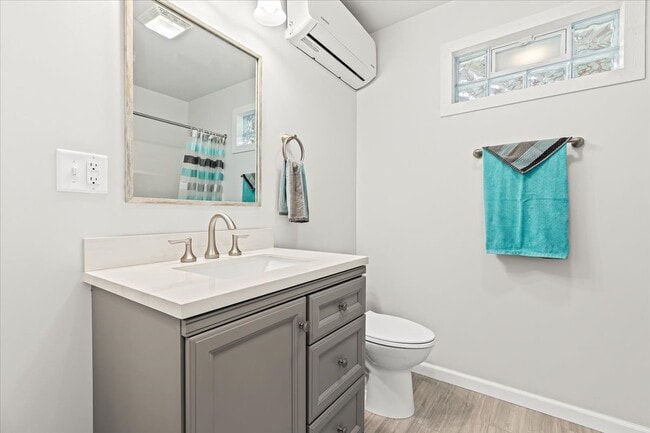 Full Bath - 5640 Trailer Park Dr