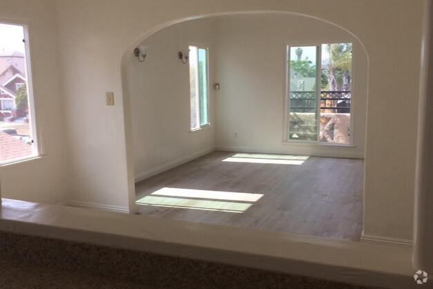 Building Photo - 1500 W 46th St Unit 4 Rental