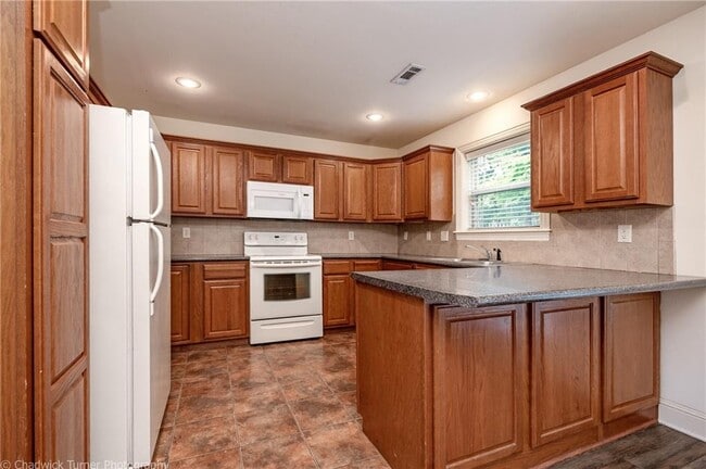 Photo - 812 Baker St NW