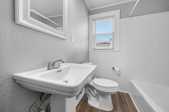 Photo - 4212 Bart St