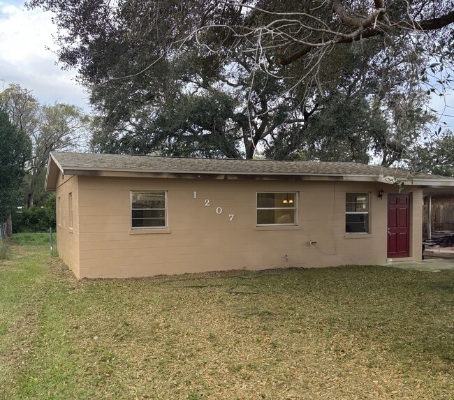 Building Photo - 1207 Crestwood Dr