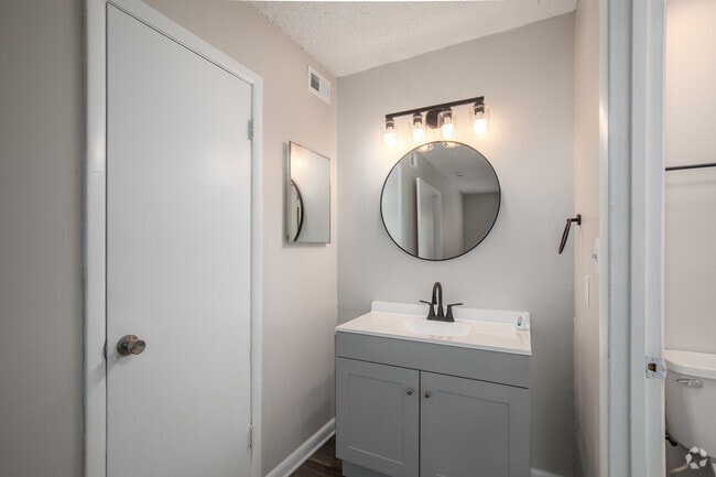 1BR, 1BA - 550SF Updated - Bathroom