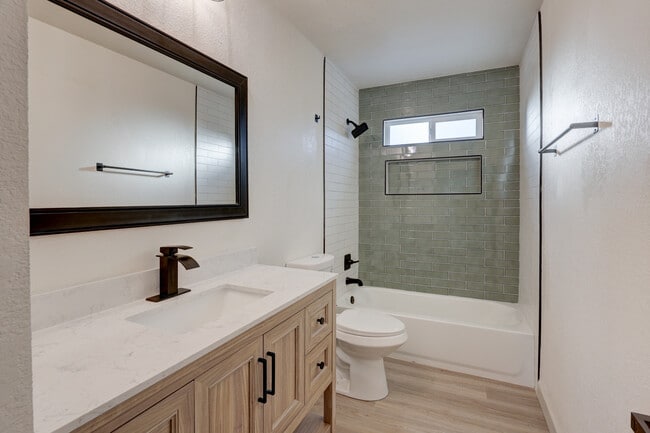 Photo - 1149 Victor St