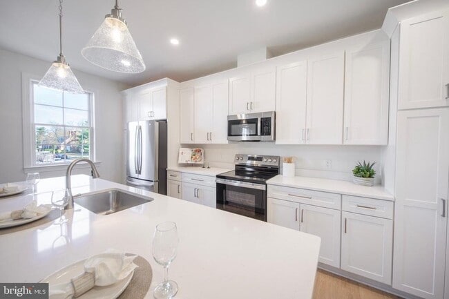 Building Photo - 123 S Washington St Unit 203