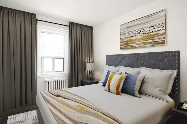 Photo - 1660 Bathurst St