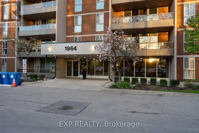 Photo - 1964 Main St W Unit 901