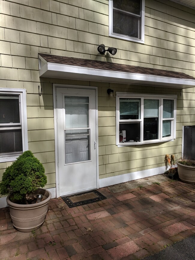 Building Photo - 83 Locust St Unit First floor