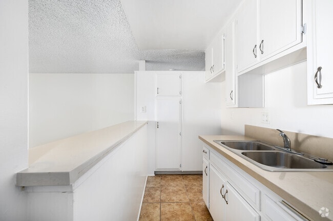 1BR, 1BA - 700SF - Kitchen - La Marquesa