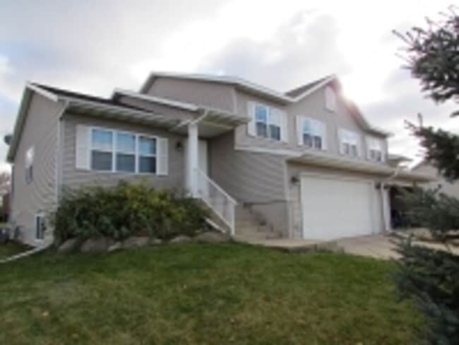 Building Photo - Saint Albert the Great Drive Unit 1219