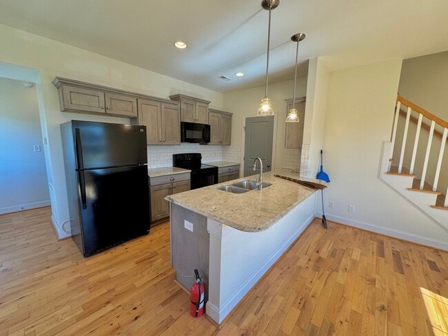 Building Photo - Old Forest Rd Duplex