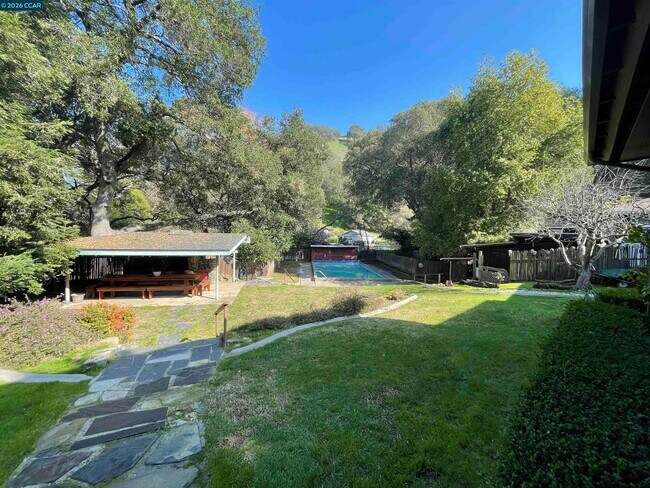 Photo - 123 Sheridan Ln