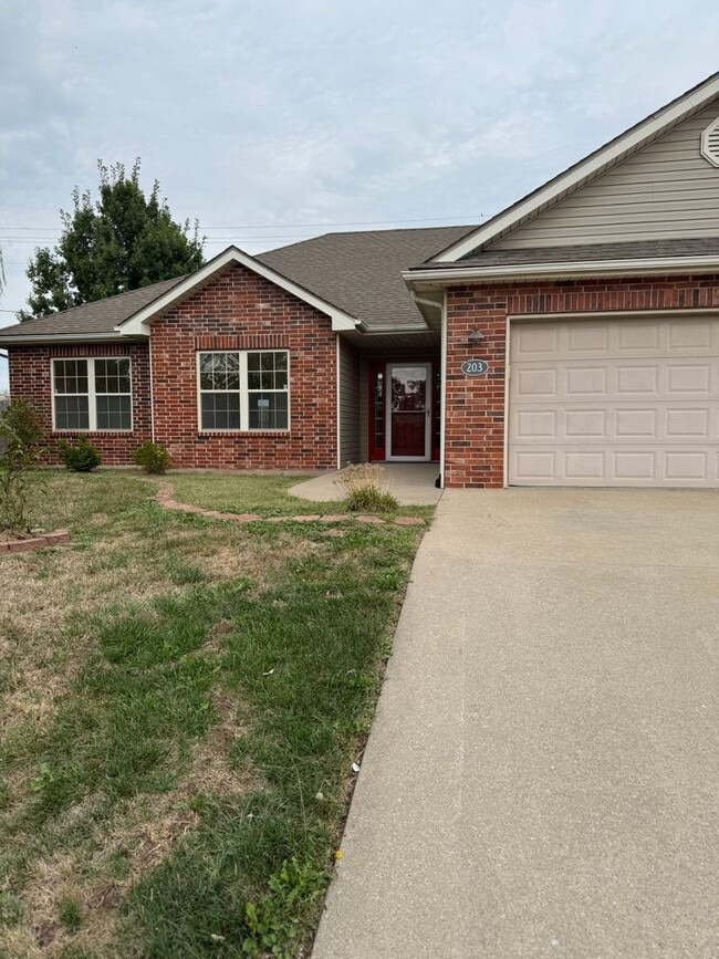 Building Photo - 3 bedroom 2 bath house