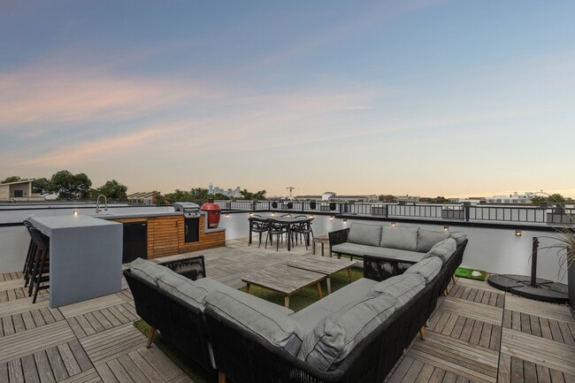 Building Photo - 422 W 9th St Unit 106