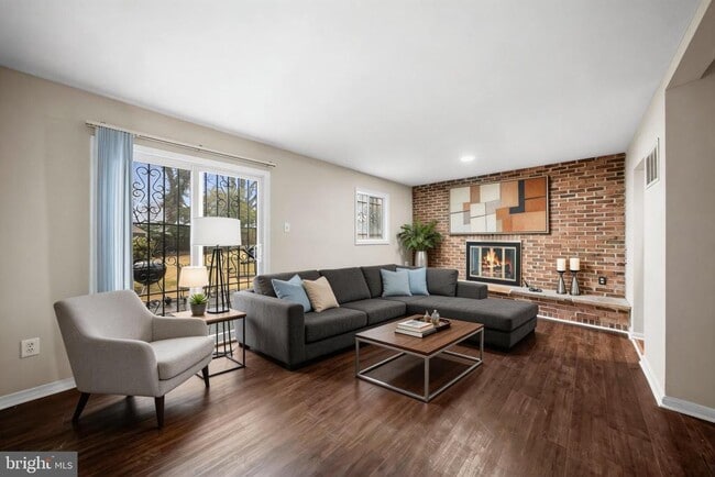 Photo - 813 Delafield St NE