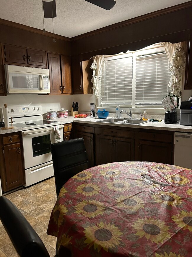 Kitchen - 5318 Lowery Ct Rental