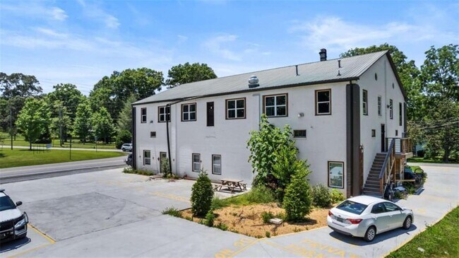 Photo - 610 Madola Rd