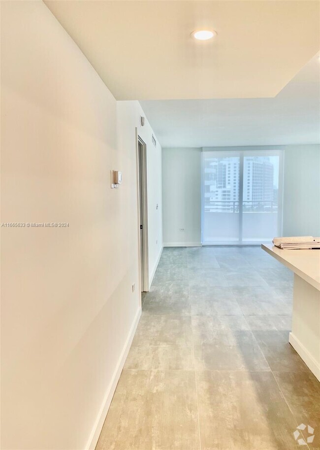 Building Photo - 5555 Collins Ave Unit 9A Rental