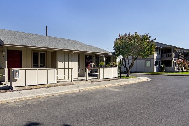 Building Photo - 1220 W 8th St Unit 50