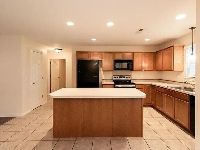 Building Photo - 3605 SW Carriageway Ave Rental