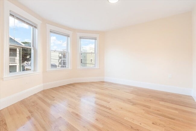 Building Photo - 52 Roslyn St Unit 2