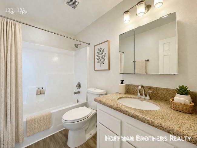 Photo - 1725 Grismer Ave Unidad 110