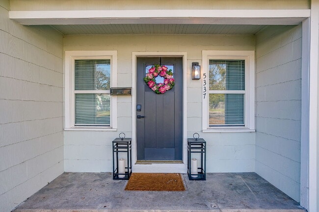 Photo - Fully furnished and updated 3 bedroom 2 bath in the heart of River Oaks. Available immediately an...