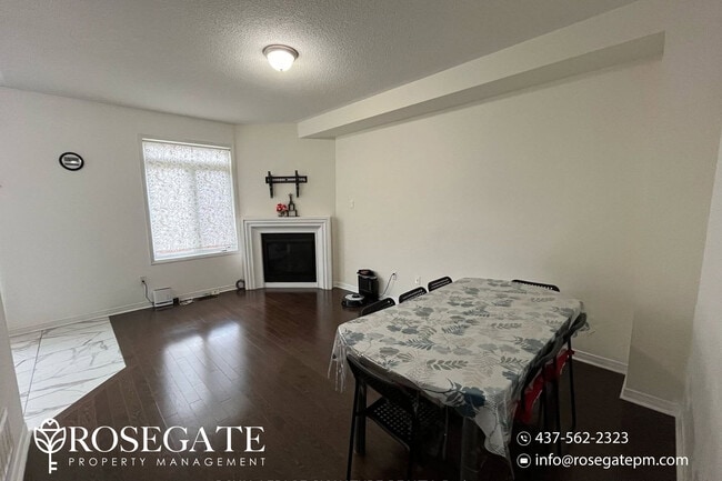 Photo - Spacious 4+Den Freehold Townhouse with 4 Parking & Walkout Garage – Brampton