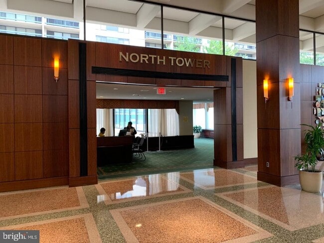 Photo - 3701 S George Mason Dr Unidad 710N