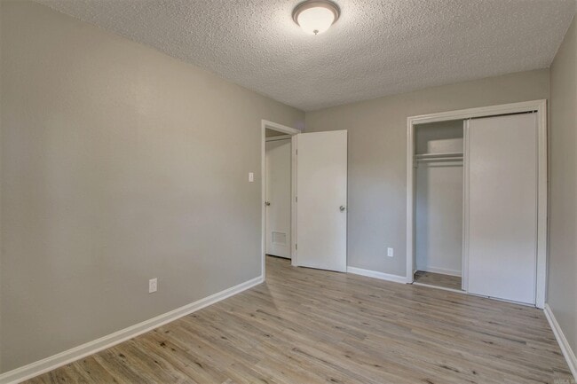 Photo - 1900 Labette Manor Dr Unidad 4