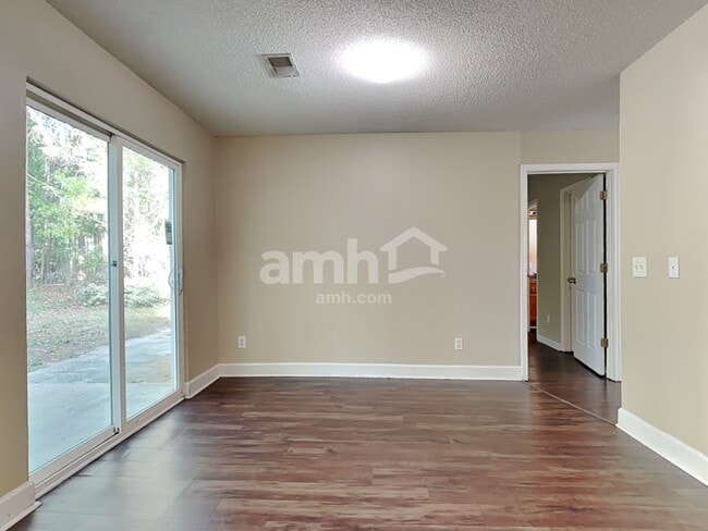 Photo - 634 Coopers Ln N