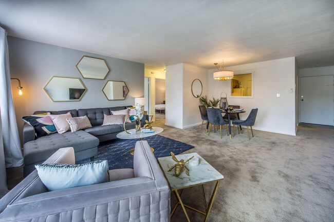 Living Room - Fairlawn Estates at the T