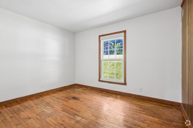 2BR, 1BA - 795SF - Primary Bedroom