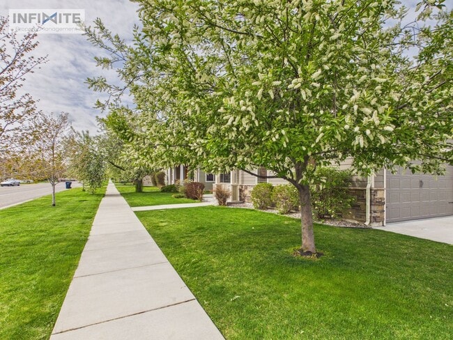 Photo - 4 Bedroom Home with Spacious Yard