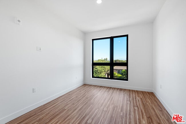 Photo - 11600 National Blvd Unidad 201