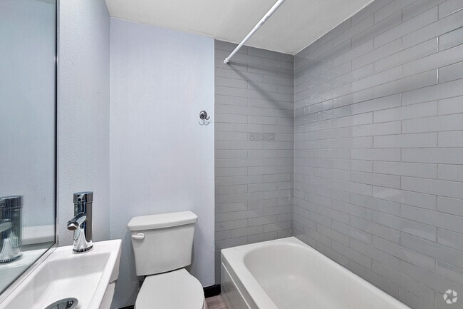 Studio, 1BA - 275SF - Bathroom