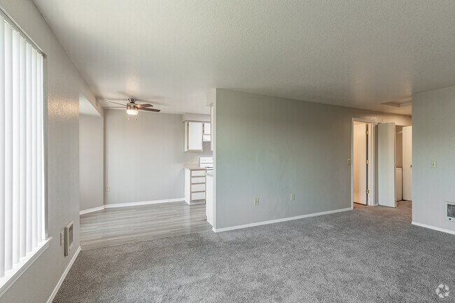 2BR, 2BA - 900SF - Living Room - Veri on Sunnyview