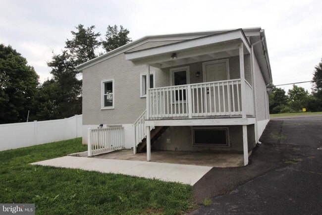 Photo - 2647 Geryville Pike